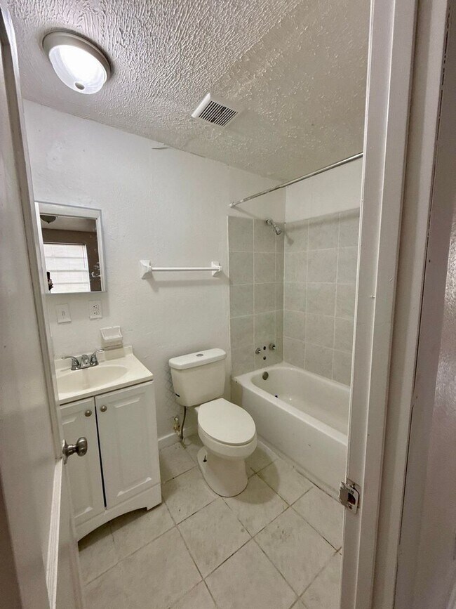 Building Photo - Large Single Family House for Rent.