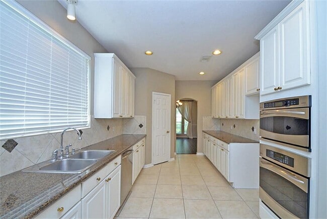 Building Photo - 523 Crestridge Dr