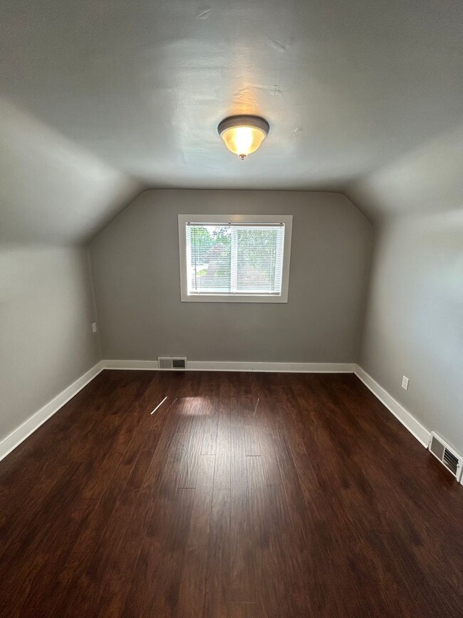 Building Photo - Cozy 3BR Home with Modern updated in Hopew...