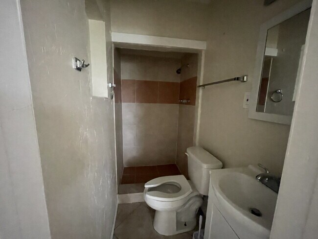 Building Photo - 3-Bedroom and 2-Bathroom Half Duplex