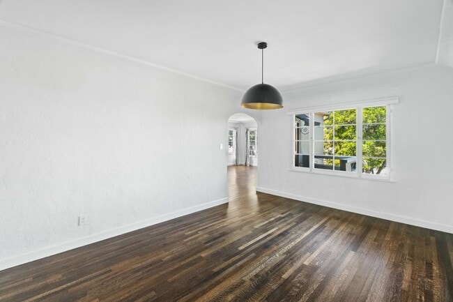 Building Photo - 1516 S Crest Dr