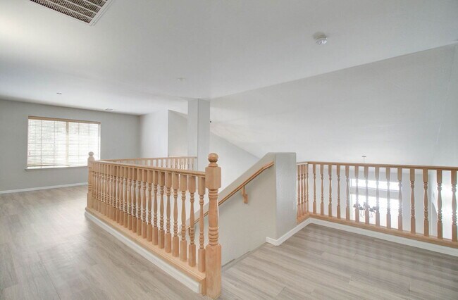 Building Photo - 2026 E County Down Dr