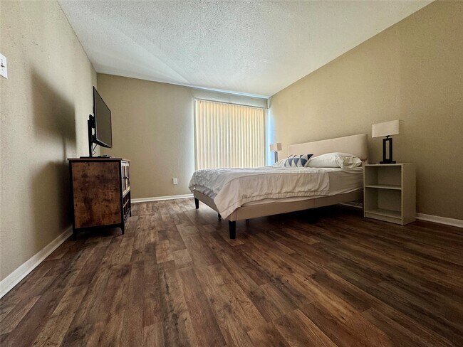 Building Photo - 2824 S Bartell Dr