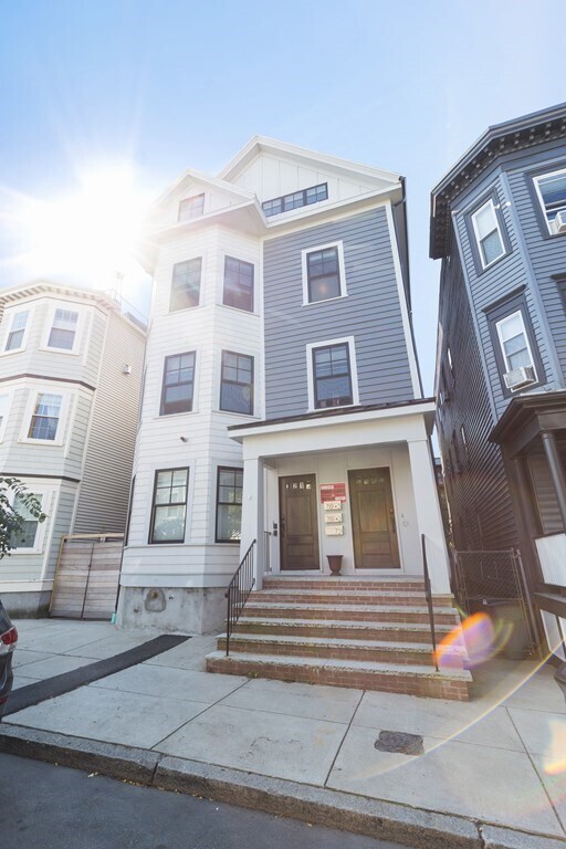 Building Photo - 719 E 2nd St