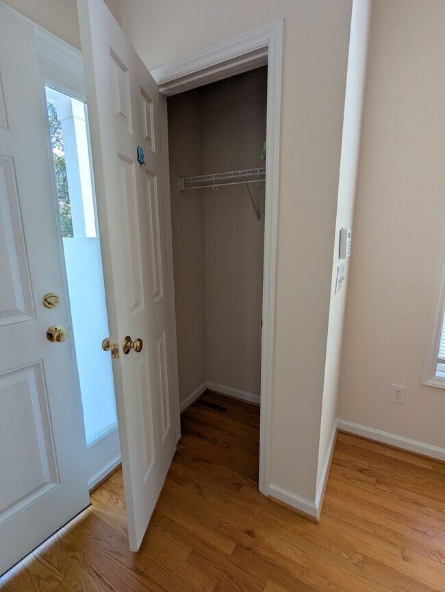 Building Photo - Spacious 4-Bedroom, 3-Bath Home in Parkside!