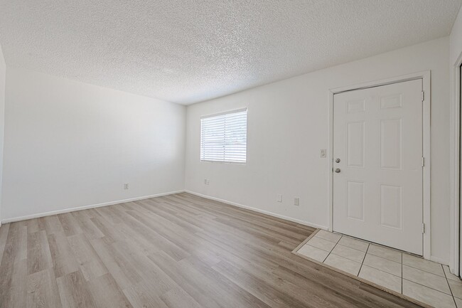 Building Photo - Value priced in North Phoenix!