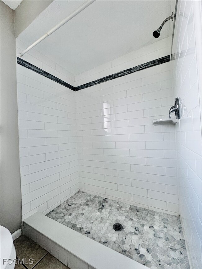 Building Photo - 706 SE 13th Ct