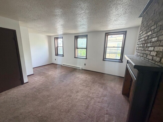 Building Photo - 357 Monroe St