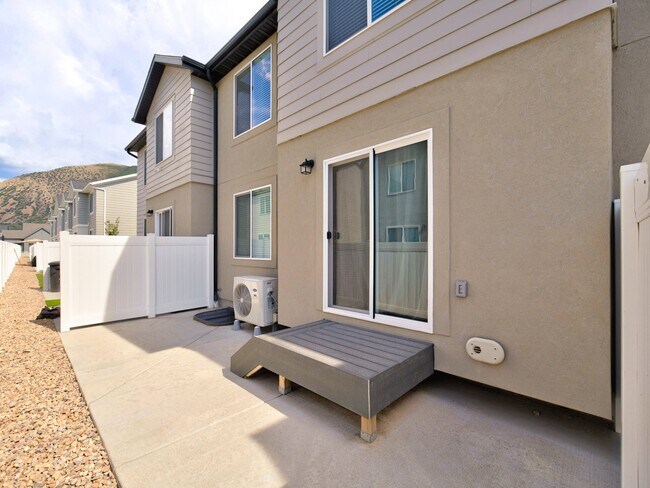 Building Photo - 1721 Albion Dr
