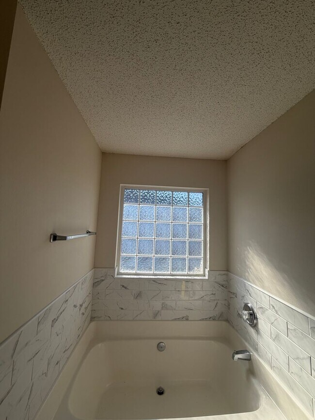 Building Photo - Beautiful 4 Bedroom In Niceville!