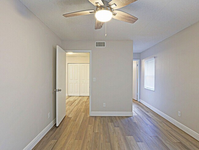 Building Photo - 5305 Summerlin Rd
