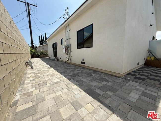 Building Photo - 6224 Bakman Ave