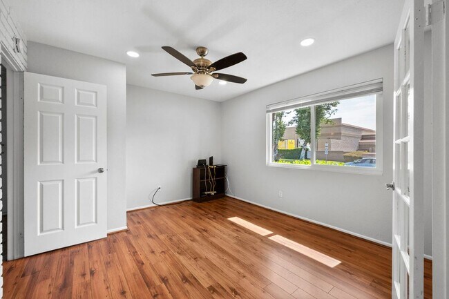 Building Photo - 1605 Carmel Cir E