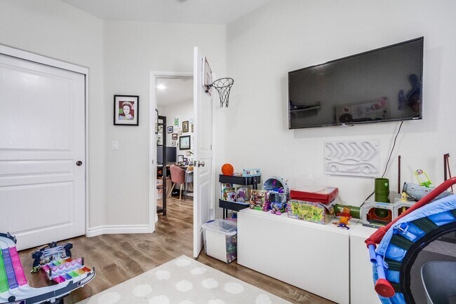 Building Photo - Spacious 3 Bed / 3 Bath Townhome with 2-Car Garage in Gated San Marcos Community