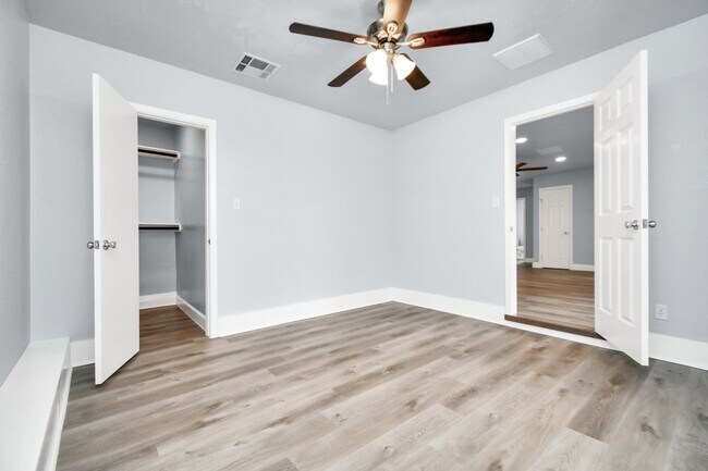 Building Photo - 6411 Hollow Oaks Dr