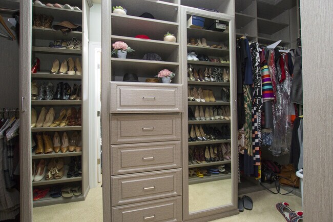 Building Photo - Exquisitely Maintained Home in the Coveted Goldsmith - Schiffman/ Hsv High school