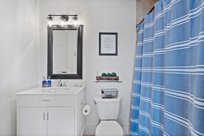 Building Photo - 517 E 6th St