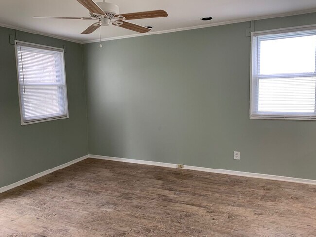 Building Photo - Adorable 2 Bedroom End Unit Convenient to W. Friendly Ave