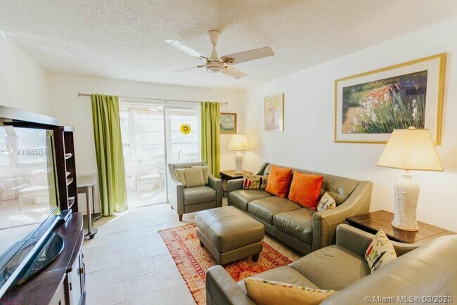 Building Photo - 300 NE 26th Ave