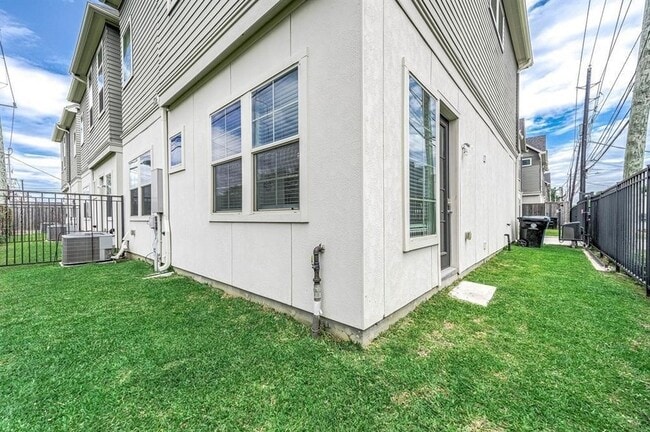 Building Photo - 2103 Naomi St