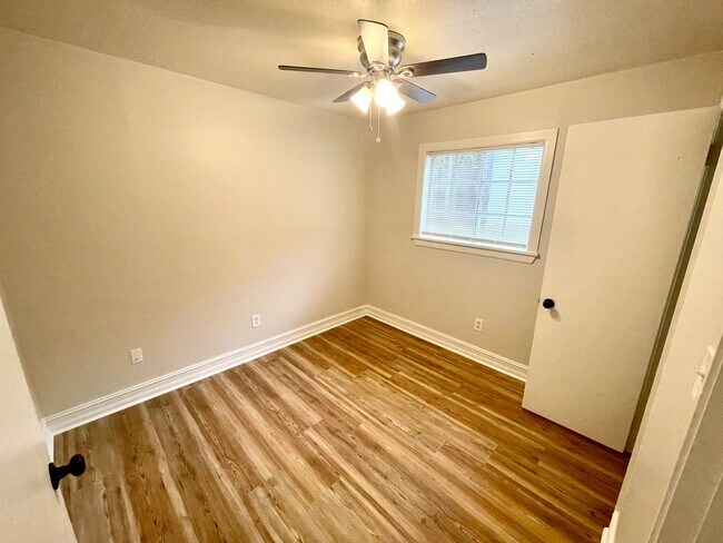 Building Photo - NEWLY RENOVATED! 2 Bed, 1 Bath Apartment f...
