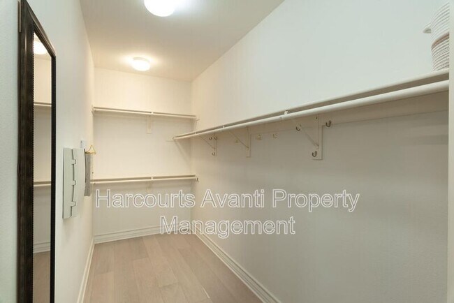 Building Photo - 409 N Cedros Ave