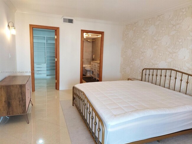 Building Photo - 3375 N Country Club Dr