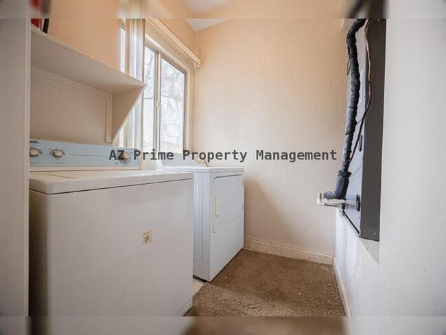 Building Photo - 1411 E Orangewood Ave