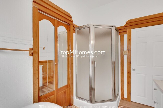 Building Photo - Updated Cottage in Gladstone!