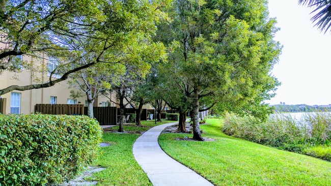 Building Photo - 6890 Julia Gardens Dr