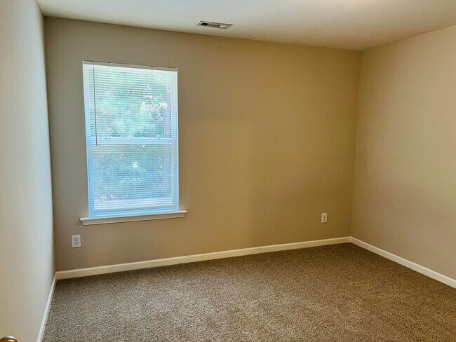 Building Photo - Prime location, lots of extra sqft, fenced...