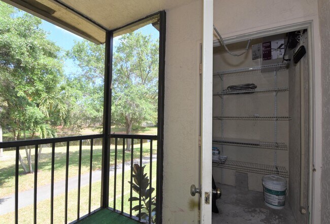 Building Photo - 5087 Oakhill Ln