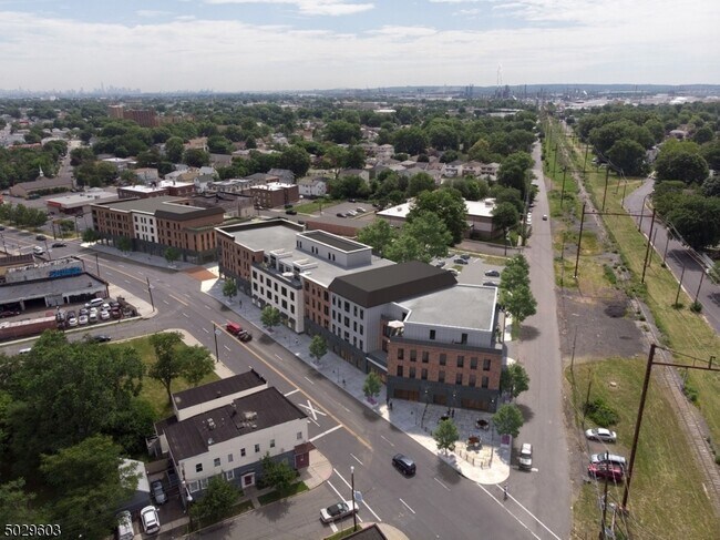 Building Photo - 1140 E St Georges Ave