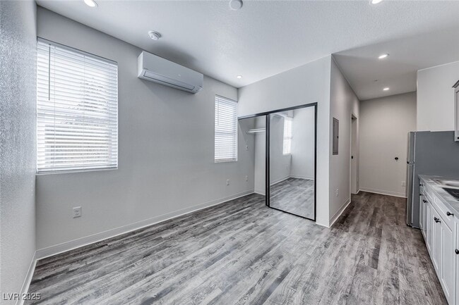 Building Photo - 304 S Maryland Pkwy