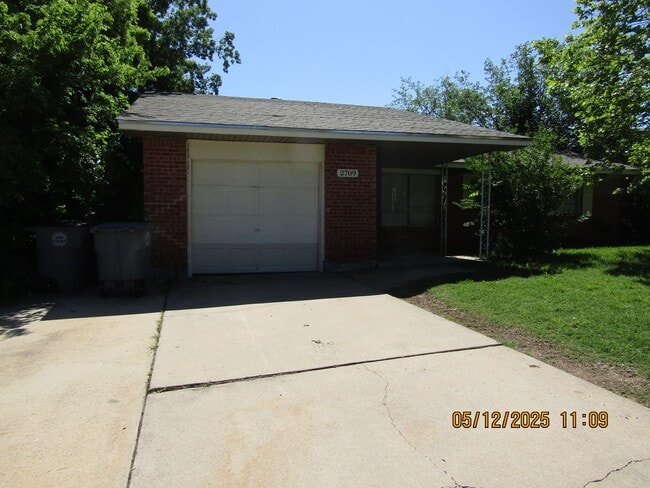 Primary Photo - Lovely 3 bedroom 1 1/2 bath Pet friendly home