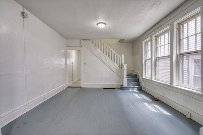 Building Photo - Spacious 3 Bedroom, 1.5 Bathroom with large Porch and Backyard