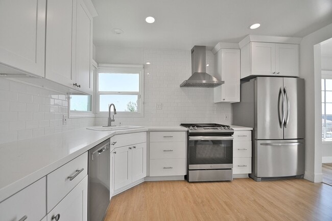 Building Photo - 2 Bed 1 Bath Home in Manhattan Beach Hill ...