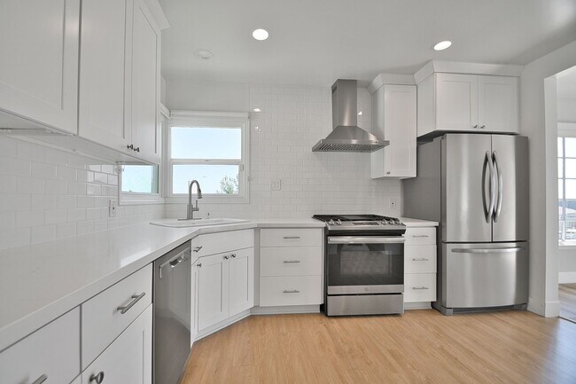 Building Photo - 2 Bed 1 Bath Home in Manhattan Beach Hill Section