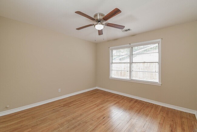 Building Photo - 1509 N San Jacinto St