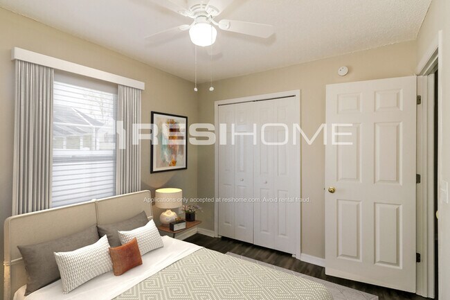 Building Photo - 14145 Spring Hill Dr