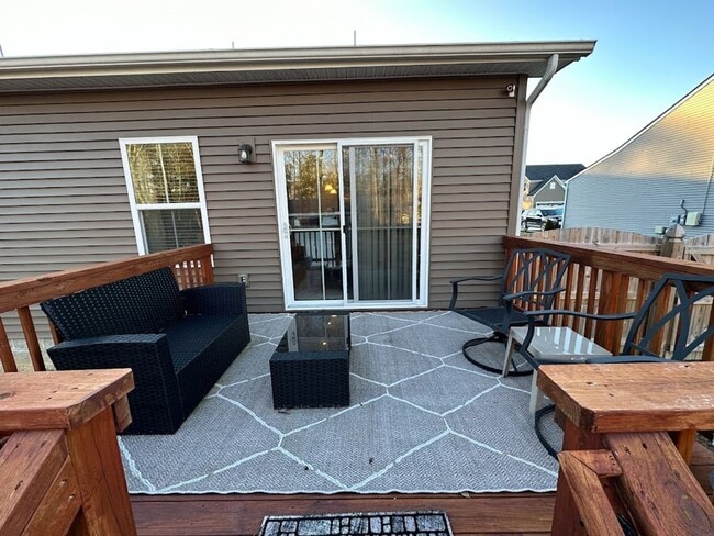 Building Photo - Like New 2018 Built First Floor 3 Bed/2 Ba...