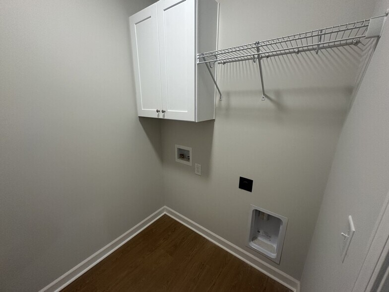 Building Photo - 411 Creeks Edge Dr