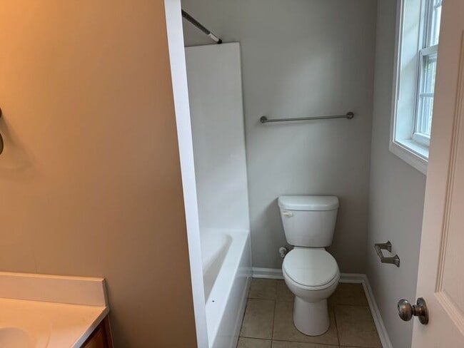 Building Photo - Nice townhouse duplex in convenient Kannap...