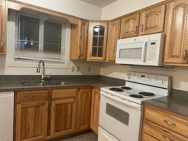 Building Photo - Spacious and recently updated, this 6-bedroom, 3-bathroom home in Ammon