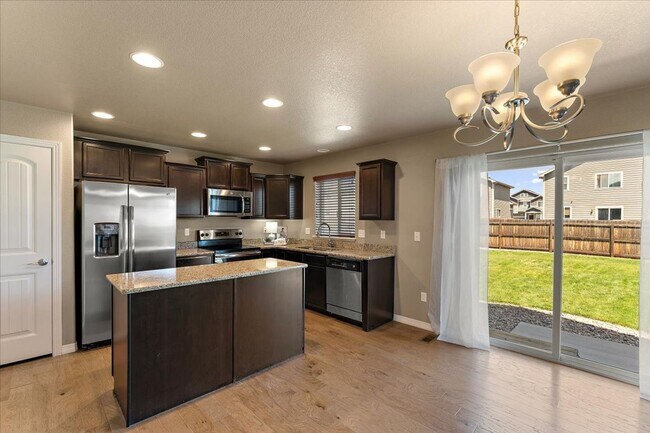Building Photo - Beautiful 4 Bed 3 Bath in Lorson Ranch!!!