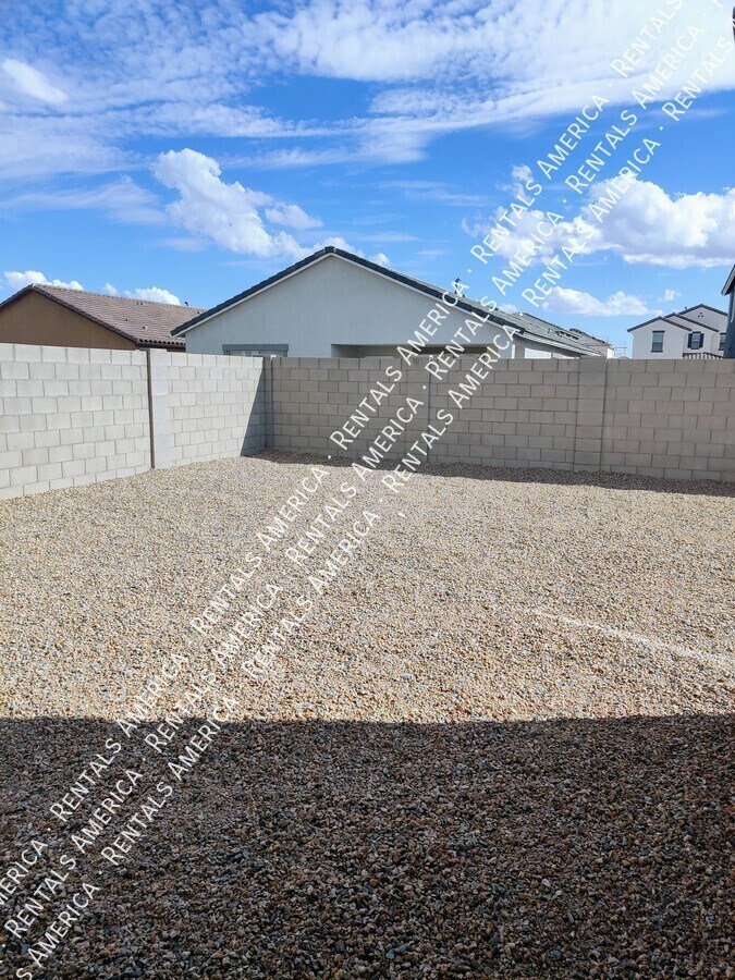 Building Photo - 36033 W San Clemente Ave