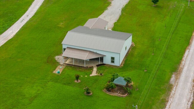 Building Photo - Modern Comfort on 1 Acre in Coweta – Available Now!