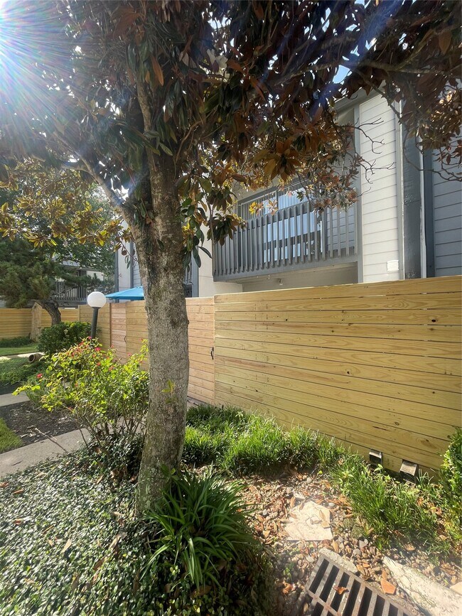 Building Photo - 5056 Glenmont Dr