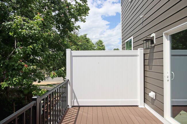 Building Photo - End-Unit Crozet Townhome - Dog-Friendly!