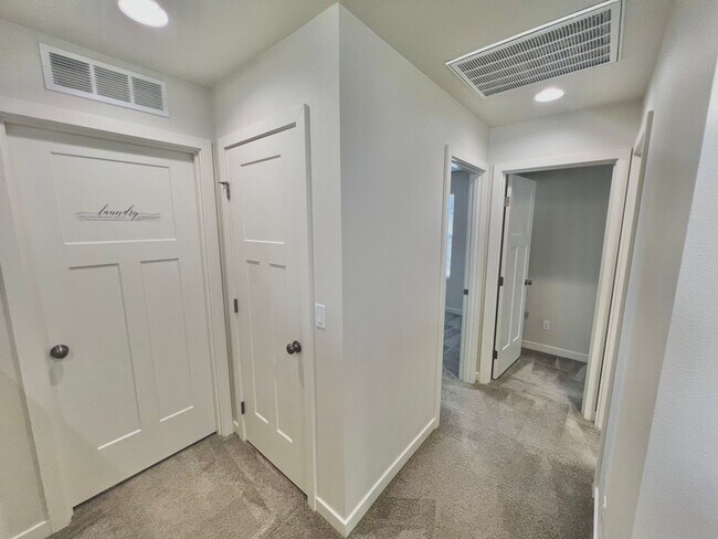 Building Photo - AVAILABLE NOW! 3BD 2.5 BATH TUMWATER LIVING